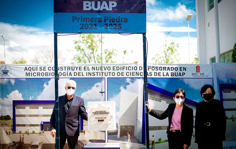 buap-primera-piedra-microbiologia-icuap
