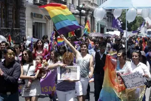 Comunidad LSBTTTI marcha conmemorando Día Nacional contra la Homofobia