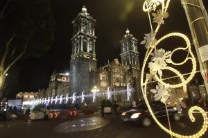 Al menos 6 mil adornos iluminarán Puebla en temporada navideña