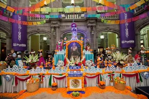 Inaugura ayuntamiento ofrenda monumental