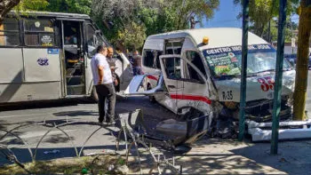 Embiste camioneta de lujo a unidad de la ruta 35 y deja saldo de cuatro lesionados