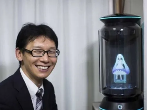 Japonés se casa con holograma; se actualiza sistema y la pierde
