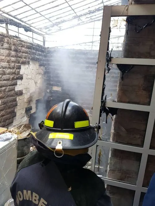 Bomberos estatales sofocaron incendio en domicilio particular