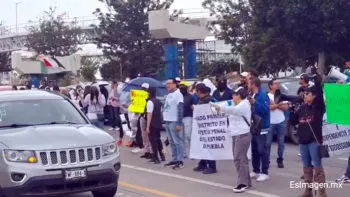 Bloquean trabajadores del Poder Judicial de la Federación la Vía Atlixcáyotl en ambos sentidos