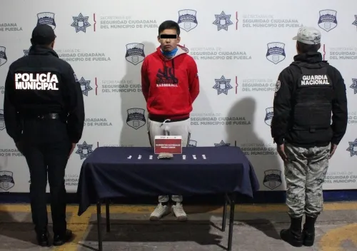 Detuvo policía municipal de Puebla a tres hombres en posesión de posible droga
