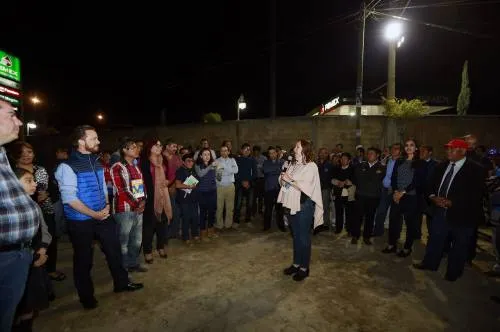 Luis Banck y vecinos supervisaron la pavimentación de la calle Del Fresno