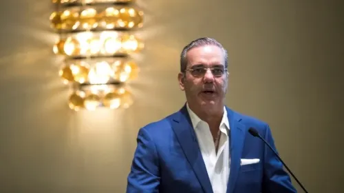 El opositor Luis Abinader lidera las votaciones presidenciales en República Dominicana