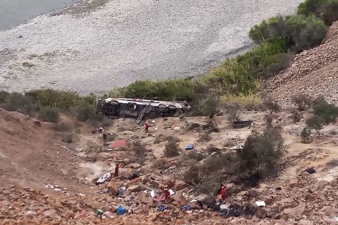 Autobús cae por un abismo en Perú; reportan 37 víctimas mortales y más de 20 heridos