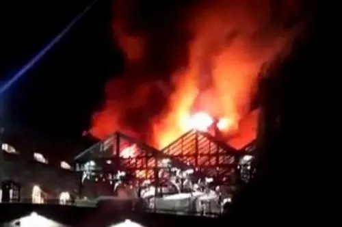Video: Bomberos combaten fuego en Mercado Camden en Londres