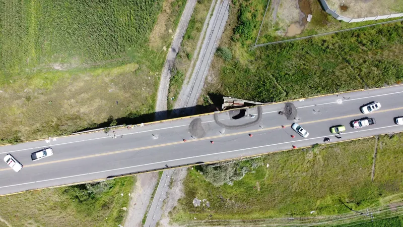 Socavón obliga al cierre del paso superior vehicular hacia el Aeropuerto Internacional Hermanos Serdán