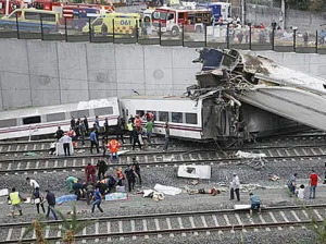 Equipos de emergencia terminan busqueda de víctimas de tren descarrilado en España
