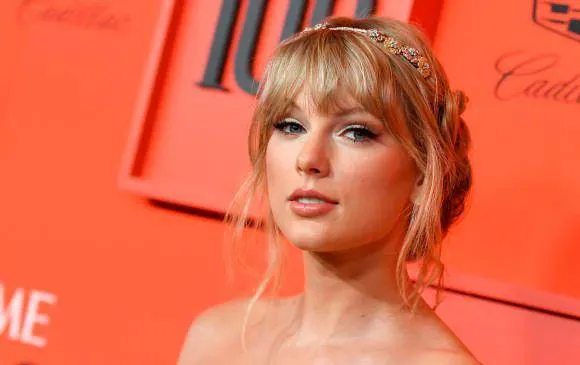Hombre intenta entrar en casa de Taylor Swift; policías lo arrestan