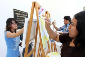 Clases de pintura en la Biblioteca Central Universitaria