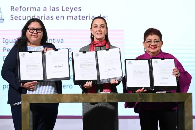 Firma Claudia Sheinbaum decreto por el que se reforman leyes secundarias para proteger a las mujeres en México