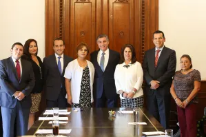 Tony Gali firma escrituras en beneficio de locatarios de mercados