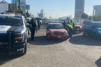 Puebla intensifica operativos contra taxis piratas en Vía Atlixcáyotl