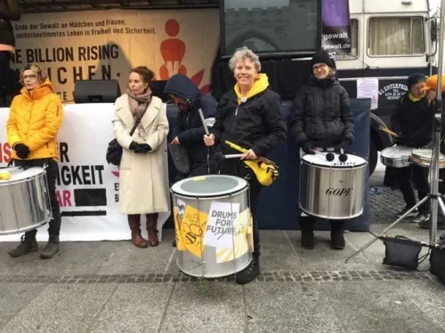Bailan mujeres contra violencia machista en Berlín
