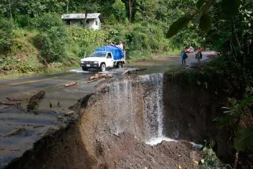 Caminos y carreteras de la Sierra Norte afectados por Earl no han sido rehabilitados
