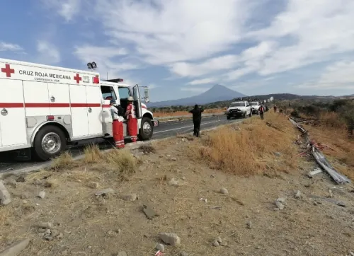 Tres personas fallecidas, entre ellas una mujer embarazada, deja volcadura de tráiler