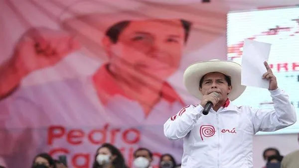 Por décimas, Pedro Castillo aventaja en Perú
