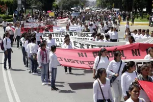 Estudiantes exigen esclarecimiento de crímenes contra normalistas