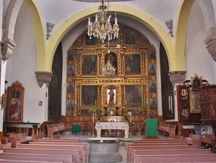 roban cirio en una iglesia