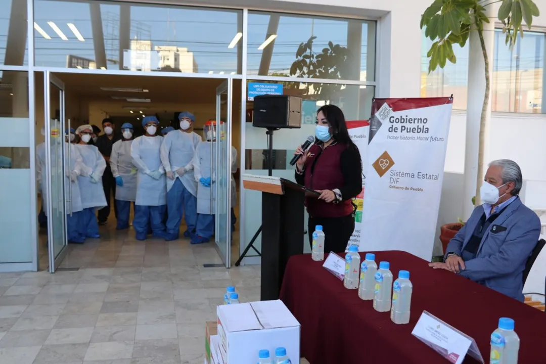Entrega SEDIF paquetes alimentarios y sueros electrolitos a personal del ISSSTEP