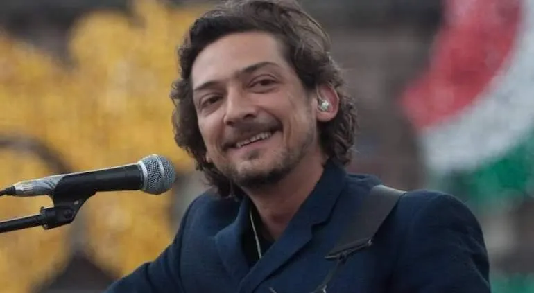 Un caído más, sacan a León Larregui de Twitter