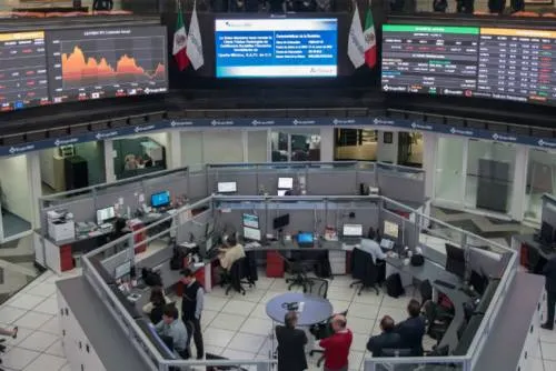 BMV cae 5.8% tras propuesta de eliminar comisiones bancarias