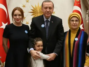Lindsay Lohan visita a Erdogan y a niña refugiada Siria