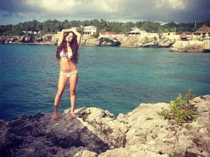 Vanessa Hudgens se regala viaje a Jamaica