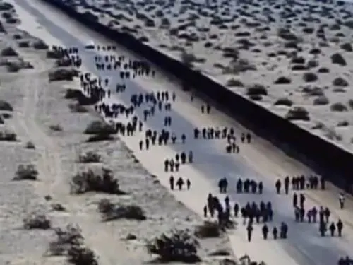 Cruzan la frontera 376 migrantes; los detienen en EU
