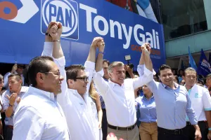 Inaugura Tony Gali casa de campaña; ofrece a poblanos recibir peticiones