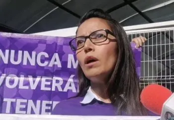 Tras seis años de sufrir violencia vicaria por su expareja, Ivonne Daniela Flores exige justicia en Puebla