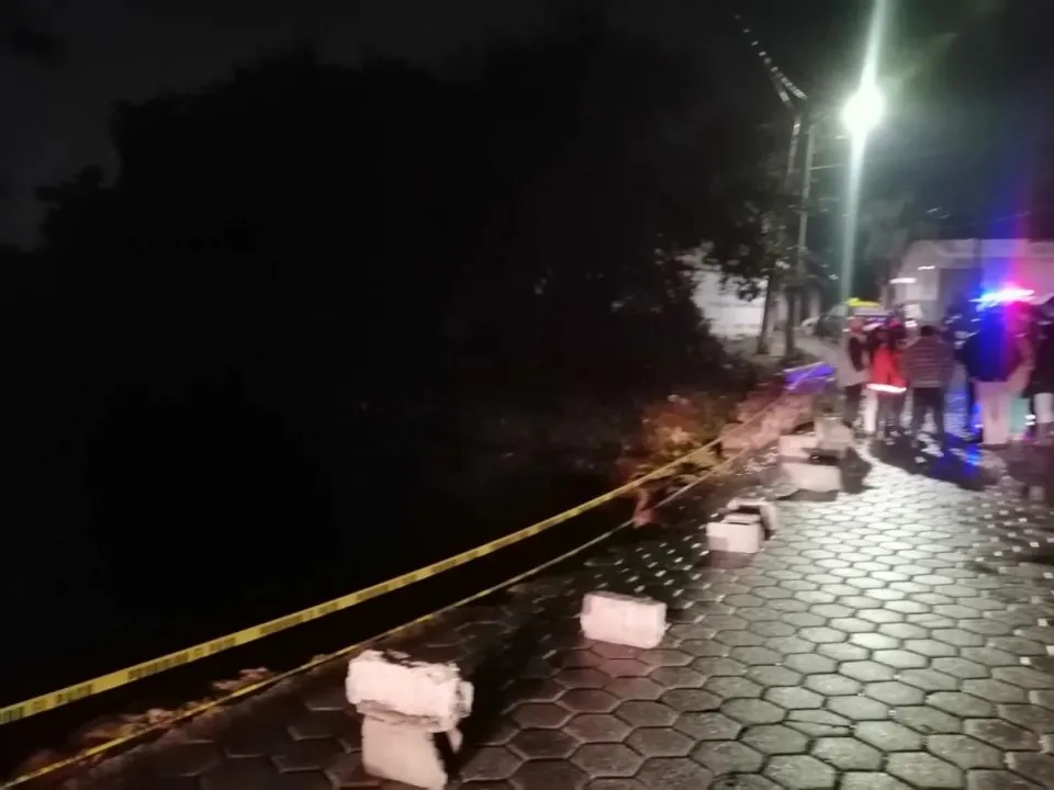 Por desgajamiento parcial, restringen paso en el puente de Santa María Xonacatepec y San Miguel Espejo