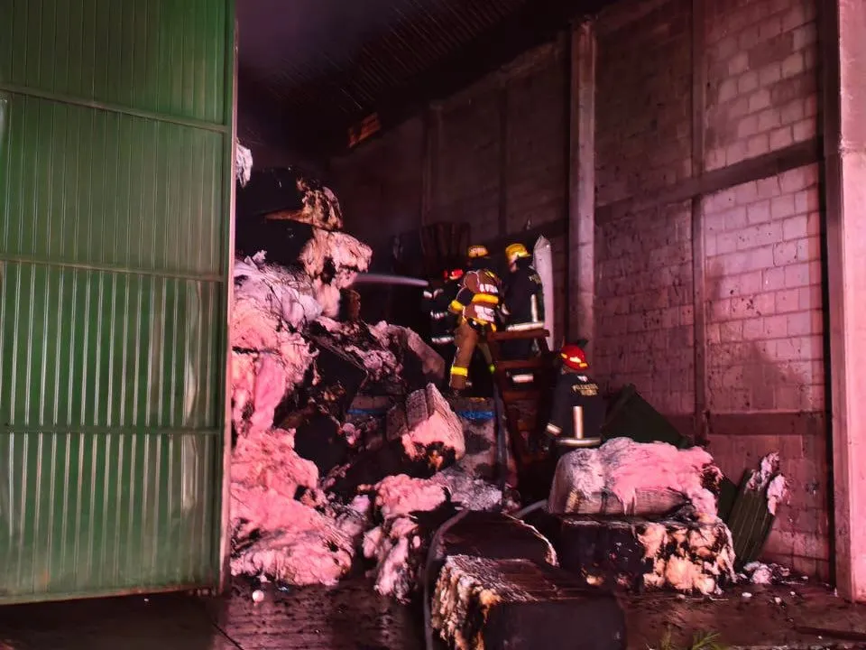 Incendio consume bodega en el Parque Industrial La Resurrección; bomberos combaten siniestro con millones de litros de agua