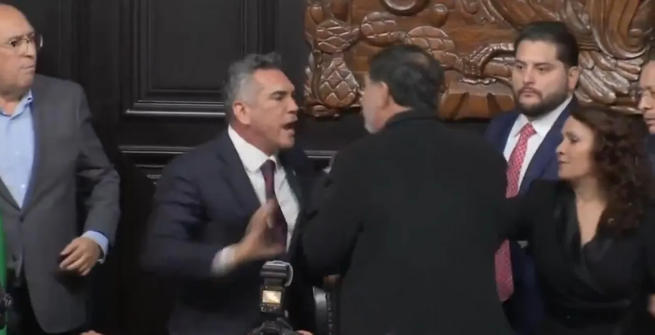 Gerardo Fernández Noroña y Alejandro Moreno protagonizan una pelea a golpes en el Senado