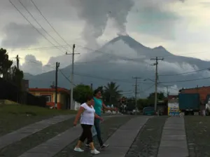Prolongan por 24 horas restricciones en zona de volcán El Colima
