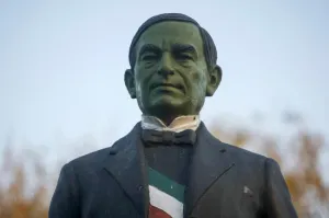 Restauran monumento de Juárez y lo dejan como Hulk