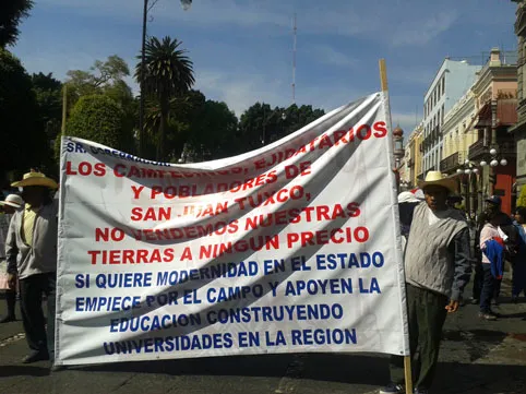 Campesinos se manifiestan y exigen cancelar obra del Arco Poniente
