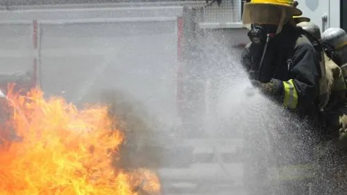Bebé se salvó de intoxicarse al incendiarse la camioneta en que viajaba