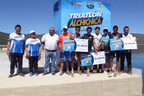 Itzel Arroyo Aquino y Gil Rivera Morales, campeones del Triatlón Alchichica 2018