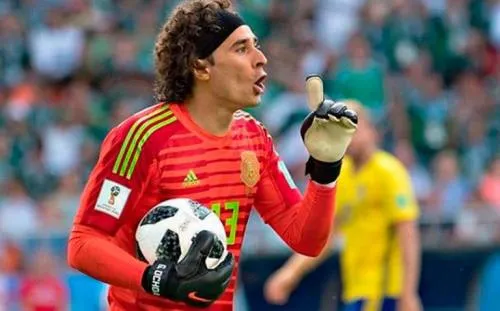 El presidente del Napoli sigue pensando en Memo Ochoa