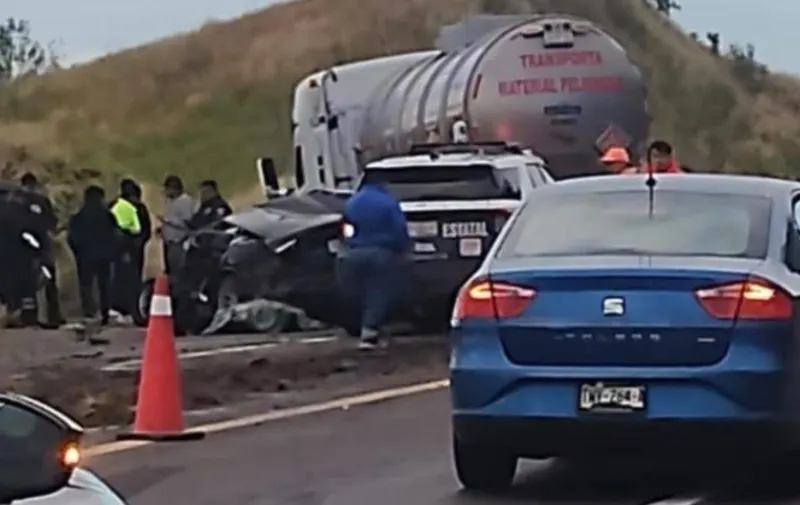 Muere joven de 20 años tras choque contra una pipa en la autopista Siglo XXI
