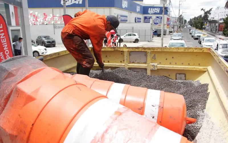 Fortalece Ayuntamiento de Puebla la campaña Bacheando Puebla; suma maquinaria de bacheo en frío