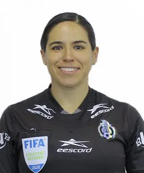 Karen Díaz se convirtió en la primera mujer árbitro en un Chivas vs América