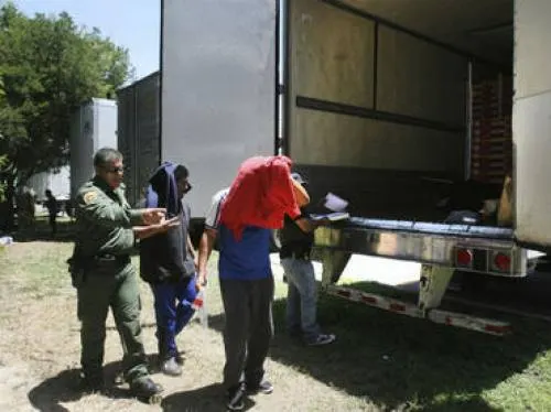 Llamada anónima desde México salva vida a 17 inmigrantes en Texas