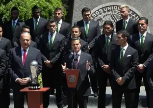 Plantilla del León visita Los Pinos; conmemora título Apertura 2013