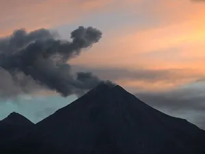 Cierran aeropuerto de Colima por caída de ceniza volcánica