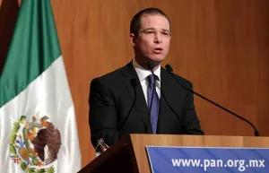 PAN propone bajar costo de gasolina